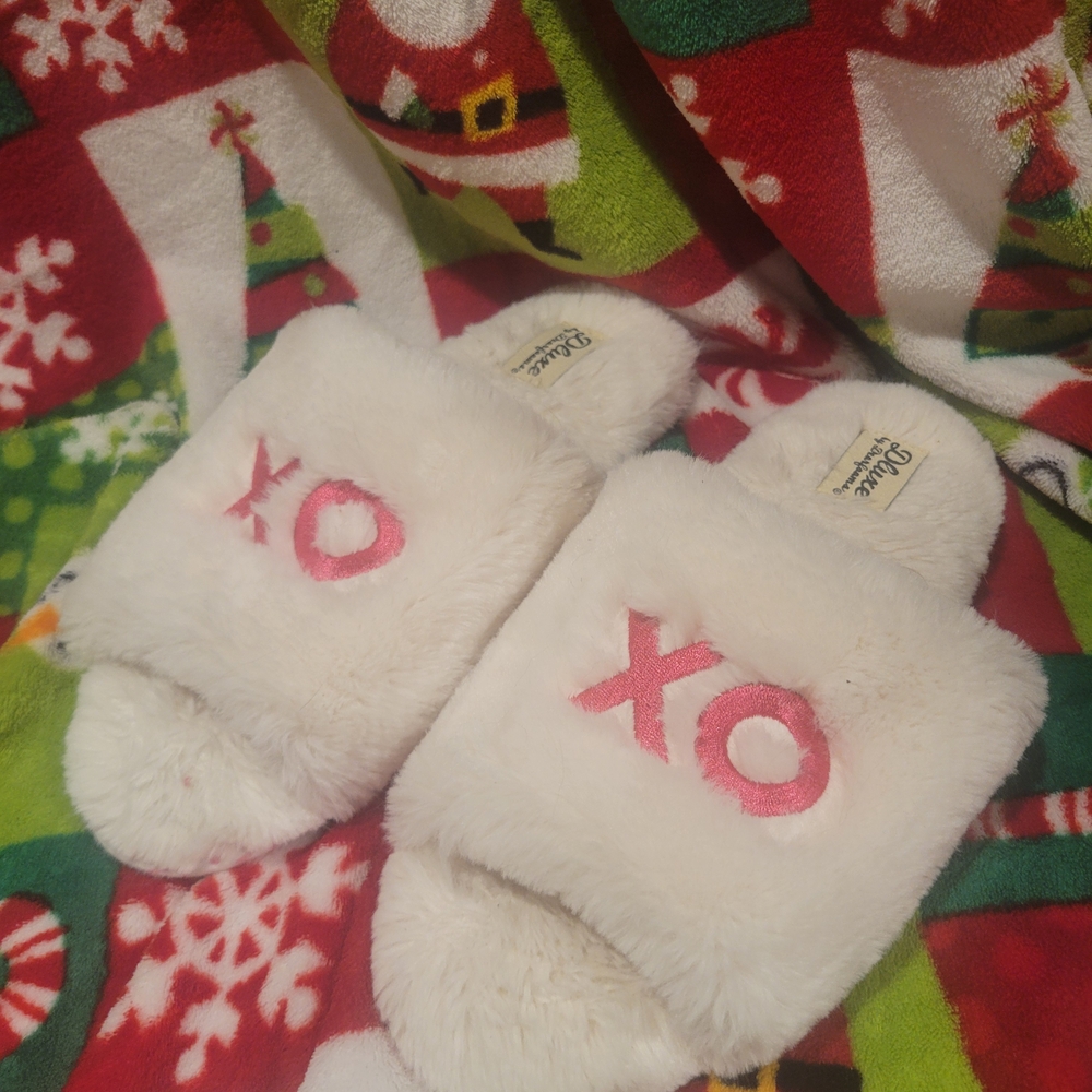 Dearfoams White and Pink XO Slippers